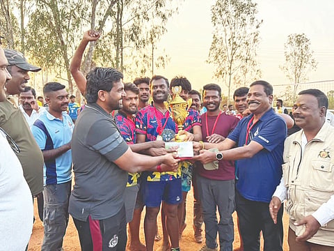 ಗಿರಿಜನ ಯುವಕ ತಂಡ ಹಾಗೂ ಅರಣ್ಯ ಇಲಾಖೆ ಸಿಬ್ಬಂದಿ ನಡುವೆ ಆಯೋಜಿಸಿದ್ದ ವಾಲಿಬಾಲ್ ಪಂದ್ಯಾವಳಿಯಲ್ಲಿ ಮೊದಲ ಬಹುಮಾನ ಪಡೆದ ತಂಡಕ್ಕೆ ಬಂಡೀಪುರ ಹುಲಿ ಯೋಜನೆ ಕ್ಷೇತ್ರ ನಿರ್ದೇಶಕ ಎಸ್.ಪ್ರಭಾಕರನ್ ಟ್ರೋಫಿ ವಿತರಿಸಿದರು. ನವೀನ್‌ಕುಮಾರ್, ಪರಮೇಶ್ವರ್, ಮಲ್ಲೇಶ್ ಇತರರಿದ್ದರು.
