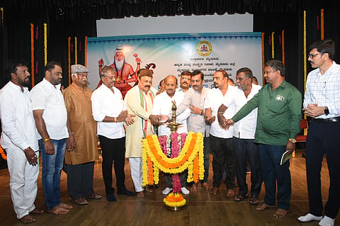 ನಗರದ ಕಿರು ರಂಗಮಂದಿರದಲ್ಲಿ ಶುಕ್ರವಾರ ಆಯೋಜಿಸಿದ್ದ ಸವಿತಾ ಮಹರ್ಷಿ ಜಯಂತಿ ಕಾರ್ಯಕ್ರಮವನ್ನು ಗಣ್ಯರು ಉದ್ಘಾಟಿಸಿದರು. ಸಿ.ಎನ್.ಮಂಜೇಗೌಡ, ಮುತ್ತುರಾಜ್, ಮೈ.ನಾ.ಲೋಕೇಶ್, ವಿ.ಎನ್. ಮಲ್ಲಿ ಕಾರ್ಜುನಸ್ವಾಮಿ, ಎನ್.ಆರ್ ನಾಗೇಶ್, ಎಂ. ಡಿ ರಾಜೇಶ್, ಹರೀಶ್ ರೆಡ್ಡಿ, ಆನಂದ್, ನಾಗೇಂದ್ರ, ಮುರಳೀಧರ , ರಾಮಣ್ಣ ಇದ್ದರು.