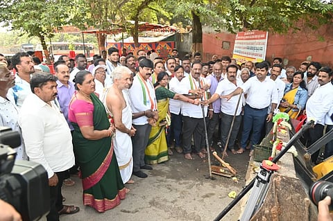 ಚಾಮರಾಜ ವಿಧಾನಸಭಾ ಕ್ಷೇತ್ರ ವ್ಯಾಪ್ತಿಯ ನಾನಾ ಅಭಿವೃದ್ಧಿ ಕಾಮಗಾರಿಗಳಿಗೆ ಶಾಸಕ ಕೆ.ಹರೀಶ್‌ಗೌಡ ಚಾಲನೆ ನೀಡಿದರು.   ರವಿ ಎಂ.ಜಿ.ಕೊಪ್ಪಲು, ಡಿ.ನಾಗಭೂಷಣ್, ಪುಷ್ಪವಲ್ಲಿ , ಅನಂತು, ಪೈಲ್ವಾನ್ ಶ್ರೀನಿವಾಸ್, ನಿಶಾಂತ್ ಪಟೇಲ್ ಇತರರು ಇದ್ದರು.
