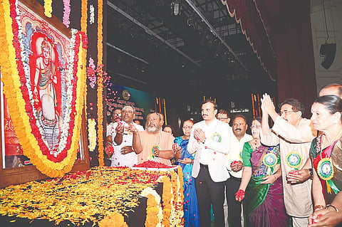 ನಗರದಲ್ಲಿ ಆಯೋಜಿಸಿದ್ದ ಶ್ರೀರೇಣುಕಾಚಾರ್ಯ ಜಯಂತಿ ಕಾರ್ಯಕ್ರಮದಲ್ಲಿ ಡಾ.ಪಿ.ಶಿವರಾಜು, ಡಾ.ಮೀನಾಕ್ಷಿ ಖಂಡಿಮಠ,  ಶ್ರೀಡಾ.ಮುಮ್ಮಡಿ ಚಂದ್ರಶೇಖರ ಶಿವಾಚಾರ್ಯ ಸ್ವಾಮೀಜಿ, ವಿ.ಎನ್.ಮಲ್ಲಿಕಾರ್ಜುನ ಸ್ವಾಮಿ, ಡಾ.ಎಂ.ಡಿ.ಸುದರ್ಶನ್, ಬಿ.ಎಸ್.ಶ್ರೀಶೈಲ, ಹಿನಕಲ್ ಬಸವರಾಜು, ಅಶೋಕ್, ಜ್ಞಾನ ಶಂಕರ ಇತರರು ಇದ್ದರು.