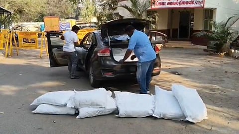 ಕಾರಿನಲ್ಲಿ ಅಕ್ರಮವಾಗಿ ಸಾಗಿಸುತ್ತಿದ್ದ 390 ಕೆಜಿ ಗುಟ್ಖಾ ಮೂಟೆ ಹಾಗೂ 48 ಮದ್ಯದ ಪ್ಯಾಕೆಟ್​ಗಳನ್ನು ಪೊಲೀಸರು ವಶಪಡಿಸಿಕೊಂಡಿರುವುದು. 