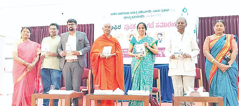ಡಾ.ಸುಧಾಕರ್ ಹೊಸಳ್ಳಿ ರಚನೆಯ ‘ನಾನೂ ಕಾಫಿರ’-ಬಾಬಾ ಸಾಹೇಬರ ಹಿಂದುತ್ವ ಕಥನ ಪುಸ್ತಕವನ್ನು ಗಣ್ಯರು ಬಿಡುಗಡೆ ಮಾಡಿದರು. ಶ್ರೀ ಸೋಮನಾಥ ಸ್ವಾಮೀಜಿ, ಸಹನಾ ವಿಜಯಕುಮಾರ್, ಮಾ. ವೆಂಕಟರಾಮ್ ಇತರರಿದ್ದರು.