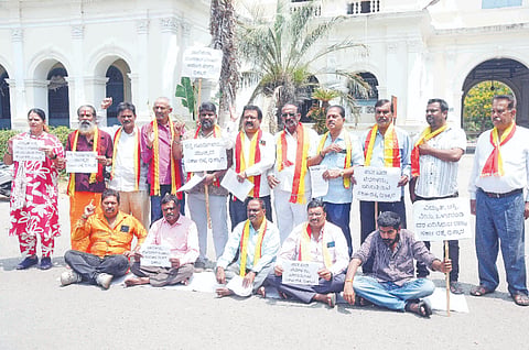 ವಿದ್ಯುತ್, ಆಸ್ತಿತೆರಿಗೆ, ನೀರಿನ ದರ ಹೆಚ್ಚಳ ಖಂಡಿಸಿ ಕರ್ನಾಟಕ ಸೇನಾ ಪಡೆಯಿಂದ ನಗರದಲ್ಲಿ ಗುರುವಾರ ಪ್ರತಿಭಟನೆ ನಡೆಯಿತು. ತೇಜೇಶ್ ಲೋಕೇಶ್‌ಗೌಡ, ಕೃಷ್ಣಪ್ಪ, ಪ್ರಭುಶಂಕರ್, ಸಿಂಧುವಳ್ಳಿ ಶಿವಕುಮಾರ್, ಬೋಗಾದಿ ಸಿದ್ದೇಗೌಡ ಇನ್ನಿತರರಿದ್ದರು.