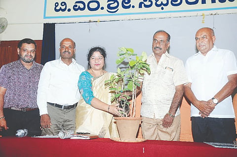 ಹಿರಿಯ ವಿದ್ಯಾರ್ಥಿಗಳ ಸಂಘ ಸ್ಥಾಪನೆ ಕುರಿತು ಕುವೆಂಪು ಕನ್ನಡ ಅಧ್ಯಯನ ಸಂಸ್ಥೆಯಿಂದ ಆಯೋಜಿಸಿದ್ದ ಕಾರ್ಯಕ್ರಮದಲ್ಲಿ ಜಿ.ಟಿ.ವೀರಪ್ಪ, ತಿಮ್ಮೇಗೌಡ, ಎನ್.ಕೆ.ಲೋಲಾಕ್ಷಿ, ಯೋಗೇಶ್ ಇತರರು ಇದ್ದರು.