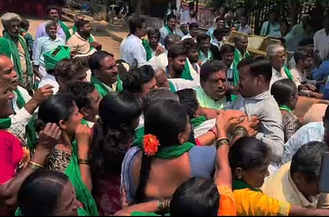 ಪ್ರತಿಭಟನೆಯಲ್ಲಿ ರೈತರು ಹಾಗೂ ಪೊಲೀಸರ ನಡುವೆ ತಳ್ಳಾಟ