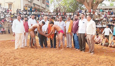 ಮುಳಬಾಗಿಲಿನ Wrestling tournamentಶ್ರೀ ಪಂಚಮುಖಿ ಹನುಮಾನ್​ ವ್ಯಾಯಾಮ ಶಾಲೆಯಿಂದ ಏರ್ಪಡಿಸಿದ್ದ ಕುಸ್ತಿ ಪಂದ್ಯಾವಳಿಗೆ ಮಾಲೂರು ಜೆಡಿಎಸ್​ ಮುಖಂಡ ಹೂಡಿ ವಿಜಯಕುಮಾರ್​, ರಾಜ್ಯ ಜೈವಿಕ ಇಂಧನ ಮಂಡಳಿ ಮಾಜಿ ಉಪಾಧ್ಯ  ಜಿ.ರಾಮಲಿಂಗಾರೆಡ್ಡಿ ಚಾಲನೆ ನೀಡಿದರು. 