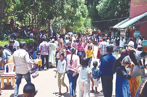 ರಂಗಾಯಣದ ಅಂಗಳದಲ್ಲಿ ಸೋಮವಾರ ಚಿಣ್ಣರ ಸಂತೆ ನಡೆಯಿತು.