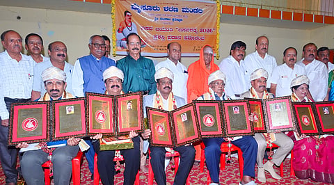 ವಿವಿಧ ಕ್ಷೇತ್ರದಲ್ಲಿ ಸಾಧನೆ ಮಾಡಿರುವ ಸುಂದರ್ ರಾಜ್, ಡಿ.ವಿ.ಪರಶಿವಮೂರ್ತಿ, ಎನ್. ಸರ್ದಾರ್ ಸಚ್ಚಿದಾನಂದ ಮೂರ್ತಿ, ಪ್ರೊ.ಮುರುಳಿ, ಎಚ್.ಎನ್.ಪ್ರೇಮ್ ಕುಮಾರ್, ಸುಧಾ ಮೃತ್ಯುಂಜಯಪ್ಪ ಅವರಿಗೆ ‘ಬಸವ ರತ್ನ’ ಪ್ರಶಸ್ತಿ ನೀಡಿ ಗೌರವಿಸಲಾಯಿತು. ಡಾ.ಶ್ರೀ ಸಿದ್ಧಲಿಂಗಶಿವಾಚಾರ್ಯ ಸ್ವಾಮೀಜಿ, ಡಾ.ಡಿ.ತಿಮ್ಮಯ್ಯ, ಡಾ.ಕೆ.ಬಿ.ಲಿಂಗರಾಜು, ಡಾ.ಹೆಳವರ ಹುಂಡಿ ಸಿದ್ದಪ್ಪ, ಮಡ್ಡೀಕೆರೆ ಗೋಪಾಲ್, ಮೂಗೂರು ನಂಜುಂಡಸ್ವಾಮಿ ಇದ್ದರು.
