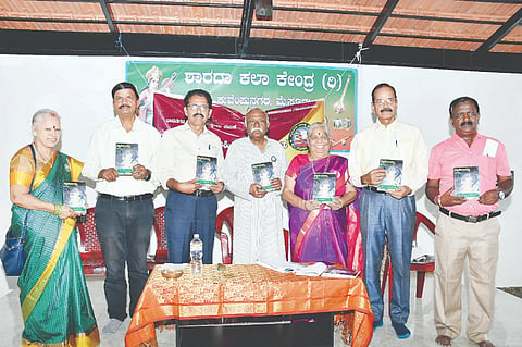 ಮೈಸೂರು ಸಾಹಿತ್ಯ ದಾಸೋಹದಿಂದ ನಗರದಲ್ಲಿ ಆಯೋಜಿಸಿದ್ದ 127ನೇ ಸಾಹಿತ್ಯ ದಾಸೋಹ ಕಾರ್ಯಕ್ರಮದಲ್ಲಿ ಪ್ರಭಾಶಾಸ್ತ್ರಿ ಜೋಶ್ಯುಲ ಅವರ ಅನುವಾದಿತ ‘ಸ್ವಾತಿ ಮುತ್ತು’ ಕಥಾ ಸಂಕಲನ ಬಿಡುಗಡೆಗೊಳಿಸಲಾಯಿತು. ಮಡ್ಡೀಕೆರೆ ಗೋಪಾಲ್, ಅಂಶಿ ಪ್ರಸನ್ನಕುಮಾರ್, ರಂಗನಾಥ್ ಮೈಸೂರು, ಎಂ.ಆರ್. ಆನಂದ್, ಪ್ರಭಾಶಾಸ್ತ್ರಿ ಇತರರು ಇದ್ದರು.