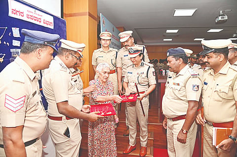 ಮೈಸೂರು ಪೊಲೀಸರು ವಶಪಡಿಸಿಕೊಂಡಿದ್ದ ಕಳವು ವಸ್ತುಗಳನ್ನು ವಾರಸುದಾರರಿಗೆ ಹಸ್ತಾಂತರಿಸಿದರು