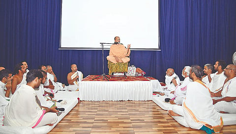 ವಿಜ್ಞಾನಭವನದಲ್ಲಿ ಶುಕ್ರವಾರ ಸಂಜೆ ಆಯೋಜಿಸಿದ್ದ ‘ದರ್ಶನೇಷು ಖ್ಯಾತಿಸ್ವರೂಪ ವಿಮಶರ್ಃ’ ಕುರಿತಾದ ರಾಷ್ಟ್ರೀಯ ಮಟ್ಟದ ವಿಚಾರ ಸಂಕಿರಣದ ಸಮಾರೋಪ ಕಾರ್ಯಕ್ರಮದಲ್ಲಿ ಶ್ರೀ ಉತ್ತರಾದಿ ಮಠದ ಶ್ರೀ ಸತ್ಯಾತ್ಮತೀರ್ಥ ಸ್ವಾಮೀಜಿ ಮಾತನಾಡಿದರು.
