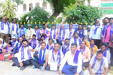 ಕರ್ನಾಟಕ ರಾಜ್ಯ ಭೀಮ್ ಸೇನೆ ವತಿಯಿಂದ ಸೋಮವಾರ ನಗರ ಪಾಲಿಕೆ ಕಚೇರಿ ಮುಂದೆ ಪ್ರತಿಭಟನೆ ನಡೆಸಲಾಯಿತು.