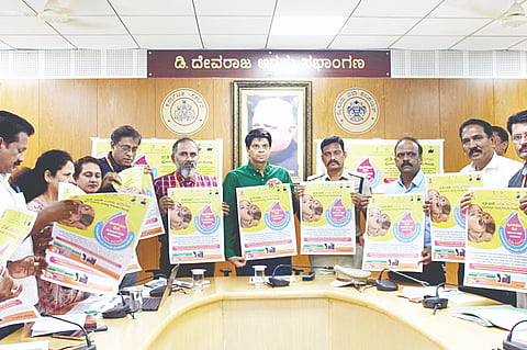 ಪಲ್ಸ್ ಪೋಲಿಯೋ ಅಭಿಯಾನದ ಅಂಗವಾಗಿ ಆಯೋಜಿಸಿದ್ದ ಪೂರ್ವಸಿದ್ಧತಾ ಪರಿಶೀಲನಾ ಸಭೆಯಲ್ಲಿ ಜಿ.ಲಕ್ಷ್ಮೀಕಾಂತರೆಡ್ಡಿ ಅವರು ಭಿತ್ತಿಪತ್ರ ಅನಾವರಣಗೊಳಿಸಿದರು. ಮಲ್ಲಿಕಾರ್ಜುನ ಬಾಲದಂಡಿ, ಡಾ.ಪಿ.ಸಿ. ಕುಮಾರಸ್ವಾಮಿ, ಡಾ.ಸಿರಾಜ್ ಅಹಮದ್, ಡಾ.ನಾಗರಾಜ್ ಸೇರಿದಂತೆ  ವಿವಿಧ ಇಲಾಖೆಯ ಅಧಿಕಾರಿಗಳು ಇದ್ದರು.