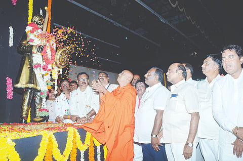 ಜಿಲ್ಲಾಡಳಿತ, ಕನ್ನಡ ಮತ್ತು ಸಂಸ್ಕೃತಿ ಇಲಾಖೆಯ ಹಾಗೂ ಶ್ರೀ ಕೆಂಪೇಗೌಡ ಜಯಂತಿ ಸಮಿತಿಯಿಂದ ನಗರದ ಕರ್ನಾಟಕ ಕಲಾಮಂದಿರದಲ್ಲಿ ಶನಿವಾರ ಕೆಂಪೇಗೌಡರ ಜಯಂತಿ ನಡೆಯಿತು.