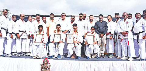 ನಗರದಲ್ಲಿ ಆಯೋಜಿಸಿದ್ದ ವಿಶ್ವ ಕರಾಟೆ ದಿನಾಚರಣೆಯಲ್ಲಿ ಕರಾಟೆ ಪಟುಗಳನ್ನು ಸನ್ಮಾನಿಸಲಾಯಿತು. ಸಿ.ಎಸ್.ಅರುಣ್ ಮಾಚಯ್ಯ, ದರ್ಶನ್ ಧ್ರುವನಾರಾಯಣ, ಭಾಸ್ಕರ್ ನಾಯ್ಕ, ಎನ್.ಶಂಕರ, ಎಂ.ಬಿ.ಚಿದಾನಂದ, ಸಂಜಯ ಇತರರು ಇದ್ದರು.