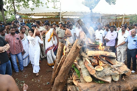  ಎಚ್.ಡಿ. ಕೋಟೆ ತಾಲೂಕಿನ ಕಣಿಯನಹುಂಡಿಯಲ್ಲಿ ಭಾನುವಾರ ಎಸ್. ಜಾನಕಿ ಅವರ ಅಂತ್ಯಕ್ರಿ ನೆರವೇರಿತು. ಮೊಮ್ಮಗಳು ಅಪ್ಸರಾ ಚಿತೆಗೆ ಅಗ್ನಿಸ್ಪರ್ಶ ನೆರವೇರಿಸಿ ಧಾರ್ಮಿಕ ವಿಧಿವಿಧಾನ ನೆರವೇರಿಸಿದರು. 
