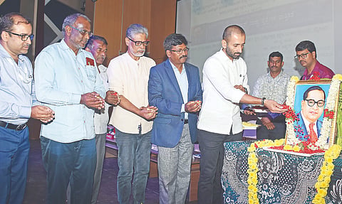 ನಗರದ ವಿದ್ಯಾವಿಕಾಸ ಶಿಕ್ಷಣ ಮಹಾವಿದ್ಯಾಲಯದಲ್ಲಿ ಆಯೋಜಿಸಿದ್ದ ಉಪನ್ಯಾಸ ಕಾರ್ಯಕ್ರಮದಲ್ಲಿ ವಿ.ಕವೀಶ್‌ಗೌಡ, ಪ್ರೊ.ರಹಮತ್ ತರೀಕೆರೆ,  ಪ್ರೊ.ಎಸ್.ನರೇಂದ್ರಕುಮಾರ್, ಡಾ.ಡಿ.ಪರಶುರಾಮ ಅವರು ಡಾ.ಬಿ.ಆರ್.ಅಂಬೇಡ್ಕರ್ ಭಾವಚಿತ್ರಕ್ಕೆ ಪುಷ್ಪಾರ್ಚನೆ ನೆರವೇರಿಸಿದರು.