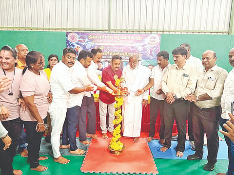 ಕರ್ನಾಟಕ ರಾಜ್ಯ ರಸ್ತೆ ಸಾರಿಗೆ ನಿಗಮದ ಸಂಸ್ಥಾಪನಾ ದಿನಾಚರಣೆ ಅಂಗವಾಗಿ ನಗರದಲ್ಲಿ ಆಯೋಜಿಸಿದ್ದ ಶಟಲ್ ಬ್ಯಾಡ್ಮಿಂಟನ್ ಪಂದ್ಯಾವಳಿ-2026ಕ್ಕೆ ಜಿ.ಟಿ.ದೇವೇಗೌಡ ಚಾಲನೆ ನೀಡಿದರು. ಶಿವರಾಜೇಗೌಡ, ಶಿವಪ್ರಕಾಶ್, ಎಂ.ರಾಜೇಶ್ ಮಲ್ಲೇಗೌಡ, ಸತೀಶ್ ಬೋರೆ, ರಾಜೇಶ್, ಮಹದೇವಸ್ವಾಮಿ ಇತರರು ಇದ್ದರು.