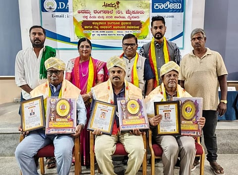 ಮೈಸೂರಿನ ಅದಮ್ಯ ರಂಗಶಾಲೆಯ ವತಿಯಿಂದ ನಗರದ ಹೂಟಗಳ್ಳಿಯ ದಕ್ಷ ಕಾಲೇಜಿನಲ್ಲಿ ನಡೆದ ಪಠ್ಯಾಧರಿತ ರಂಗರೂಪ ಪ್ರದರ್ಶನದಲ್ಲಿ ಸಾಧಕ ಗಣ್ಯರಾದ ಡಾ.ಕೆ.ಬಿ. ಲಿಂಗರಾಜು, ಟಿ. ಸತೀಶ್ ಜವರೇಗೌಡ, ಡಾ.ಪಿ. ಜಯಚಂದ್ರರಾಜು ಅವರನ್ನು ಸನ್ಮಾನಿಸಿ ಅಭಿನಂದಿಸಲಾಯಿತು. ಡಾ. ಮೀರಾ ಶಿವಲಿಂಗಯ್ಯ, ಪ್ರೊ. ನಂಜಯ್ಯ ಹೊಂಗನೂರು,  ಚಂದ್ರು ಮಂಡ್ಯ, ಅಭಿಷೇಕ್ ಚಿತ್ರದಲ್ಲಿದ್ದಾರೆ.