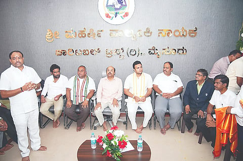  ಶ್ರೀ ಮಹರ್ಷಿ ವಾಲ್ಮೀಕಿ ನಾಯಕ ಚಾರಿಬಟಲ್ ಟ್ರಸ್ಟ್ ಕಚೇರಿ ಉದ್ಘಾಟನಾ ಕಾರ್ಯಕ್ರಮದಲ್ಲಿ ಡಾ.ಯತೀಂದ್ರ ಸಿದ್ದರಾಮಯ್ಯ, ಯದುವೀರ್ ಕೃಷ್ಣದತ್ತ ಚಾಮರಾಜ ಒಡೆಯರ್, ಟಿ.ಎಸ್.ಶ್ರೀವತ್ಸ, ಅನಿಲ್ ಚಿಕ್ಕಮಾದು, ಎಚ್.ಎಂ.ಗಣೇಶ್ ಪ್ರಸಾದ್ ಇನ್ನಿತರರಿದ್ದರು.