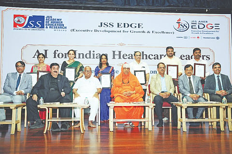 ಜೆಎಸ್‌ಎಸ್ ಉನ್ನತ ಶಿಕ್ಷಣ ಮತ್ತು ಸಂಶೋಧನಾ ಅಕಾಡೆಮಿಯಿಂದ ನಗರದಲ್ಲಿ ಆಯೋಜಿಸಿದ್ದ ಕಾರ್ಯಕ್ರಮದಲ್ಲಿ ಶ್ರೀ ಶಿವರಾತ್ರಿ ದೇಶಿಕೇಂದ್ರ ಸ್ವಾಮೀಜಿ, ಪಿ.ಜಿ.ಆರ್.ಸಿಂಧ್ಯಾ, ಡಾ.ಬಿ.ಸುರೇಶ್, ಡಾ. ಸಿ.ಜಿ.ಬೆಟಸೂರಮಠ, ಡಾ.ಎಚ್. ಬಸವನಗೌಡಪ್ಪ, ಡಾ. ವಿಕ್ರಮ್ ಪಾಟೀಲ್, ಡಾ.ಮಂಜುನಾಥ್ ಇತರರು ಇದ್ದರು.