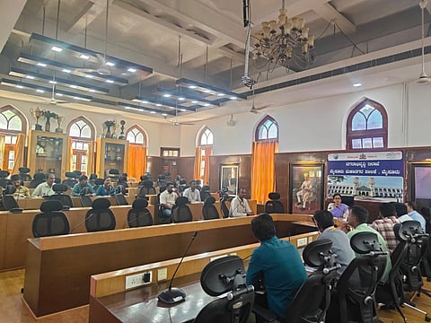  ನಗರ ಪಾಲಿಕೆ ಕಚೇರಿಯಲ್ಲಿ ಸೋಮವಾರ ಆಯೋಜಿಸಿದ್ದ ಸಭೆಯಲ್ಲಿ ಕೆ.ಎಂ.ಸವಿತಾ ಮಾತನಾಡಿದರು. ವೀಣಾ, ಸೋಮಶೇಖರ್ ಇತರರಿದ್ದರು.