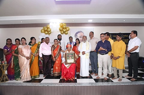  ಡಾ.ಎಚ್.ಎಂ.ಶಶಿರೇಖಾ ಅವರಿಗೆ ‘ಧನ್ವಂತರಿ ವೈದ್ಯ ರತ್ನ’ ಪ್ರಶಸ್ತಿ ಪ್ರದಾನ ಮಾಡಲಾಯಿತು. ಶಾಸಕ ಜಿ.ಟಿ.ದೇವೇಗೌಡ, ಡಾ. ಪಿ.ಎನ್.ಗಣೇಶ್ ಕುಮಾರ್, ಅನುಪಮಾ ಪಂಡಿತ್, ಮೋಹನ್, ಎಂ.ಎಸ್. ಕುಮಾರ್, ದೇವಪ್ಪ ಇದ್ದರು.