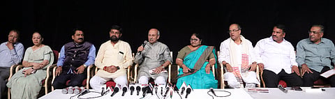 ಬೆಳಗಾವಿಯಲ್ಲಿ ಮಂಗಳವಾರ ಡಾ.ಡಾ.ಪ್ರಭಾಕರ ಕೋರೆ ಸುದ್ದಿಗೋಷ್ಠಿಯಲ್ಲಿ ಮಾತನಾಡಿದರು. ಮಂಗಲ ಅಂಗಡಿ, ಸಂಜಯ ಪಾಟೀಲ, ಸುಭಾಷ ಪಾಟೀಲ, ಗೀತಾ ಸುತಾರ, ಮಹಾಂತೇಶ ಕವಟಗಿಮಠ, ಅನಿಲ ಬೆನಕೆ, ಎಂ.ಬಿ.ಝಿರಲಿ ಇದ್ದಾರೆ. 