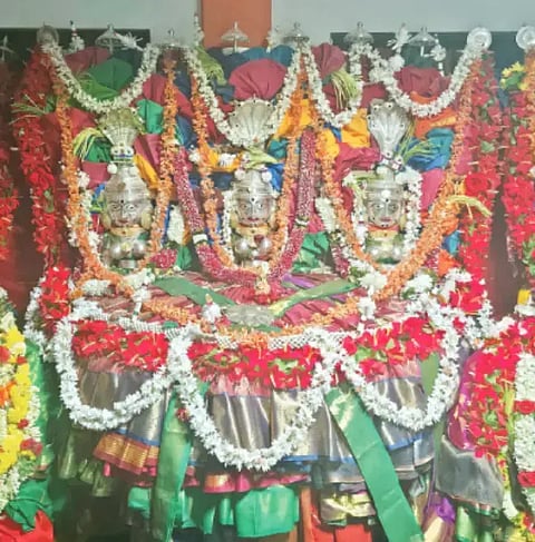 ಕೆಳಗೂರು ಗ್ರಾಮದ ದೇವೀರಮ್ಮ ದೇವಿಯ ಅಡ್ಡೆಯನ್ನು ಪೂಜಿಸಿರುವುದು. 
