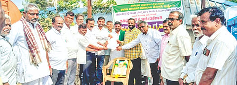  ವಿವಿಧ ಬೇಡಿಕೆಗಳ ಈಡೇರಿಕೆಗೆ ಆಗ್ರಹಿಸಿ ಪಟ್ಟಣದ ನಿರಂತರ ಕಳಸಾ ಬಂಡೂರಿ ಹೋರಾಟ ಸಮಿತಿ ವತಿಯಿಂದ ಪುರಸಭೆ ಮುಂಭಾಗ ಪ್ರತಿಭಟನೆ ನಡೆಸಲಾಯಿತು.