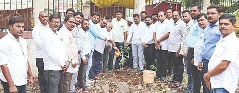ಪರಿಸರ ದಿನ ನಿಮಿತ್ತ  ಔರಾದ್​ ತಾಪಂನಲ್ಲಿ ಶುಕ್ರವಾರ ತಹಸೀಲ್ದಾರ್​ ಮಹೇಶ ಪಾಟೀಲ್​ ಸಸಿ ನೆಟ್ಟು ನೀರುಣಿಸಿದರು. ಚನ್ನಪ್ಪ ಉಪ್ಪೆ, ಕಿರಣ ಪಾಟೀಲ್​, ಶಿವಕುಮಾರ ಘಾಟೆ, ಶಂಕರ ಪಾಟೀಲ್​, ಡಿಕೆ ಚಂದು, ಚನ್ನಬಸಪ್ಪ ಕೌಠಾ, ಕೃಷ್ಣಾ ಕಾಂಬಳೆ ಇತರರಿದ್ದರು.