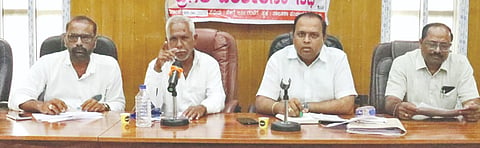  ಔರಾದ್​ ತಾಪಂ ಸಭಾಂಗಣದಲ್ಲಿ ಶುಕ್ರವಾರ ಪಂಚ ಗ್ಯಾರಂಟಿ ಯೋಜನೆಗಳ ಮೂರು ವರ್ಷದ ಸಾಧನೆಗಳ ಕುರಿತು ಏರ್ಪಡಿಸಿದ್ದ  ಪ್ರಗತಿ ಪರಿಶೀಲನಾ ಸಭೆಯಲ್ಲಿ  ತಾಲೂಕು ಅಧ್ಯ ಚನ್ನಪ್ಪ ಉಪ್ಪೆ ಮಾತನಾಡಿದರು. ತಾಪಂ ಇಒ ಕಿರಣ ಪಾಟೀಲ್​,ಬಾಳಾಸಾಹೇಬ್​ ಪಾಟೀಲ್​ ಇದ್ದರು.
