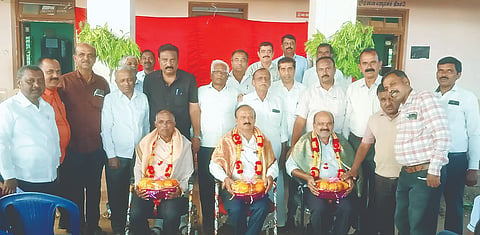 ಅರಕಲಗೂಡು ತಾಲೂಕು ಕೊಣನೂರಿನ ಎಂಕೆಎಸ್ ಲಯನ್ಸ್ ವಿದ್ಯಾನಿಕೇತನ ಶಾಲೆಯಲ್ಲಿ ಆಯೋಜಿಸಿದ್ದ ವಿದ್ಯಾರ್ಥಿಗಳ ಗುಂಪು ಅಧ್ಯಯನ ಕಾರ್ಯಾಗಾರವನ್ನು ಬಿಇಒ ಕೆ.ಪಿ.ನಾರಾಯಣ ಉದ್ಘಾಟಿಸಿದರು. ಜಯಣ್ಣ, ಜಗದೀಶ್, ನಾಗರಾಜು, ಅಬುಬೂಕರ್ ಇತರರಿದ್ದರು.