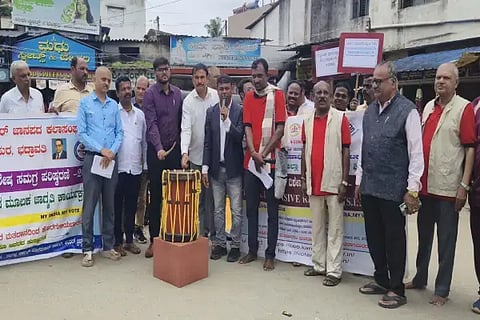 ಭದ್ರಾವತಿಯಲ್ಲಿ ಎಸ್‌ಐಆರ್ ಪ್ರಕ್ರಿಯೆ ಕುರಿತು ಬೀದಿ ನಾಟಕ ಪ್ರದರ್ಶನವನ್ನು ತಹಸೀಲ್ದಾರ್ ಪ್ರದೀಪ್ ದೇವಗಿರಿ ಡೋಲು ಬಾರಿಸಿ ಉದ್ಘಾಟಿಸಿದರು. ಕೆ.ಎನ್.ಹೇಮಂತ್, ಗಿರಿರಾಜ್, ಪ್ರಶಾಂತ್ ಇತರರಿದ್ದರು.
