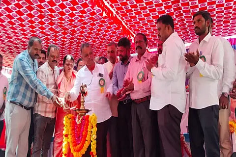 ಭದ್ರಾವತಿಯಲ್ಲಿ ಆಯೋಜಿಸಿದ್ದ ಡಾ. ಬಾಬು ಜಗಜೀವನರಾಮ್ ಅವರ ಜನ್ಮದಿನಾಚರಣೆ ಕಾರ್ಯಕ್ರಮವನ್ನು ನಗರಸಭೆ ಅಧ್ಯಕ್ಷೆ ಜೆ.ಸಿ.ಗೀತಾ ರಾಜಕುಮಾರ್ ಉದ್ಘಾಟಿಸಿದರು. ಬಿ.ಎಸ್.ಗಣೇಶ್, ಚನ್ನಪ್ಪ, ಬಿ.ಕೆ.ಮೋಹನ್ ಇತರರಿದ್ದರು.