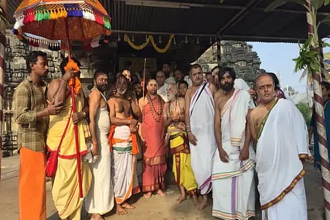 ಭದ್ರಾವತಿ ಶ್ರೀ ಲಕ್ಷ್ಮೀನರಸಿಂಹಸ್ವಾಮಿ ದೇವಸ್ಥಾನಕ್ಕೆ ಭೇಟಿ ನೀಡಿದ್ದ ಶೃಂಗೇರಿ ಶಾರದಾ ಪೀಠದ ಕಿರಿಯ ಜಗದ್ಗುರು ಶ್ರೀ ವಿಧುಶೇಖರ ಭಾರತೀ ಸ್ವಾಮೀಜಿ. ಜಿ.ರಮಾಕಾಂತ್, ಮಂಜುನಾಥ್ ಇತರರಿದ್ದರು.
