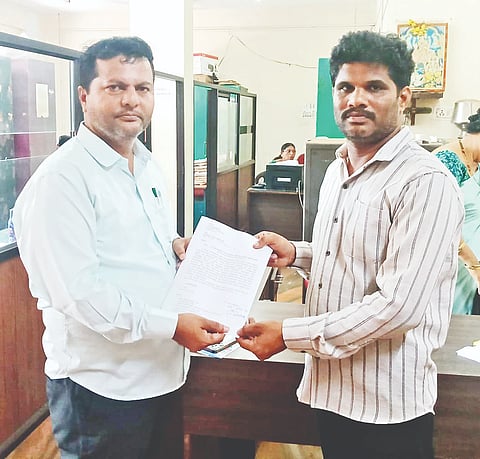 ಭಟ್ಕಳದ ಸಾಗರ ರಸ್ತೆ ಹಾಗೂ ಮುಖ್ಯ ವೃತ್ತ (ಸರ್ಕಲ್) ಪ್ರದೇಶದಲ್ಲಿ ಮಳೆಗಾಲದಲ್ಲಿ ಉಂಟಾಗುತ್ತಿರುವ ಜಲಾವೃತ ಸಮಸ್ಯೆಯನ್ನು ತಕ್ಷಣ ಪರಿಹರಿಸಬೇಕು ಎಂದು ಅಂಗಡಿಕಾರರ ಪರವಾಗಿ ಕುಮಾರ ನಾಯ್ಕ ಮನವಿ ನೀಡಿದರು.