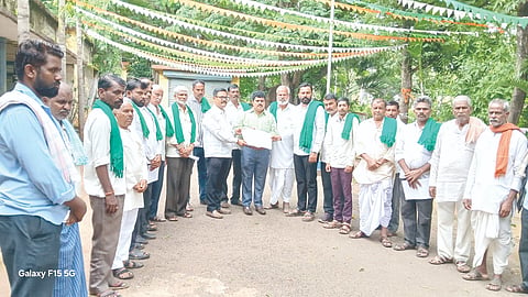 ರಾಜ್ಯ ಭಾರತೀಯ ಕೃಷಿಕ ಸಮಾಜದ ವತಿಯಿಂದ ಉಪವಿಭಾಗಾಧಿಕಾರಿಗೆ ಮನವಿ ಸಲ್ಲಿಸಲಾಯಿತು. ಮಹಾಂತೇಶ ಕಮತ, ಎ್.ಎಸ್.ಸಿದ್ದನಗೌಡರ, ಶಂಕರ ಕುದುರಿ ಇತರರಿದ್ದರು.