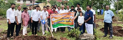 ಬೈಲಹೊಂಗಲ ಕಿತ್ತೂರು ರಾಣಿ ಚನ್ನಮ್ಮ ಶಿಕ್ಷಣ ಸಂಸ್ಥೆಯ ಆವರಣದಲ್ಲಿ ಪರಿಸರ ಸಂರಕ್ಷಣೆ ಅಂಗವಾಗಿ ಸಸಿ ನೆಡುವ ಕಾರ್ಯಕ್ರಮಕ್ಕೆ ಮಾಜಿ ಶಾಸಕ ಡಾ.ವಿಶ್ವನಾಥ ಪಾಟೀಲ ಚಾಲನೆ ನೀಡಿದರು. ಸಂದೀಪ ದೇಶಪಾಂಡೆ, ರಾಜು ಕೂಡಸೋಮಣ್ಣವರ, ಸುಭಾಸ ತುರಮರಿ ಇತರರಿದ್ದರು.