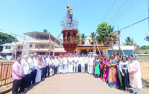 ಬೈಲಹೊಂಗಲ ನಗರದಲ್ಲಿ ದಾನಮ್ಮದೇವಿ ರಥದ ಕಲಶಾರೋಹಣ ಜರುಗಿತು. ಪ್ರಮೋದಕುಮಾರ ವಕ್ಕುಂದಮಠ, ವೀರೇಶಶಾಸಿ ನಂದಳ್ಳಿಮಠ, ವಿನಯಶಾಸಿ ನಂದಳ್ಳಿಮಠ ಇತರರಿದ್ದರು.