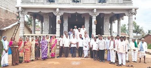 ಬೈಲಹೊಂಗಲ ಡಾ.ವಿಶ್ವನಾಥ ಪಾಟೀಲ ಅಭಿಮಾನಿಗಳ ಬಳಗದ ವತಿಯಿಂದ ನೇತ್ರ ಶಸ್ತ್ರಚಿಕಿತ್ಸೆಗೆ ಆಯ್ಕೆಯಾದ ಫಲಾನುಭವಿಗಳೊಂದಿಗೆ ಮಾಜಿ ಶಾಸಕ ಡಾ.ವಿಶ್ವನಾಥ ಪಾಟೀಲ, ಬಸವರಾಜ ಕೊಡ್ಲಿ, ಪ್ರಕಾಶ ಕೊಡೊಳ್ಳಿ, ಉಮೇಶ ಲಾಳ ಇತರರಿದ್ದರು.