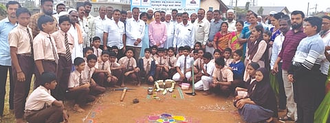 ಬೈಲಹೊಂಗಲದಲ್ಲಿ ಮೌಲಾನಾ ಆಜಾದ್​ ಆಂಗ್ಲ ಮಾಧ್ಯಮ ಸರ್ಕಾರಿ ಮಾದರಿ ಶಾಲೆಯ ಕಟ್ಟಡ ನಿರ್ಮಾಣ ಕಾಮಗಾರಿಗೆ ಶಾಸಕ ಮಹಾಂತೇಶ ಕೌಜಲಗಿ ಭೂಮಿಪೂಜೆ ನೆರವೇರಿಸಿದರು. ಎ.ಎನ್​.ಪ್ಯಾಟಿ, ವಿಜಯ ಬೋಳನ್ನವರ, ಬಸವರಾಜ ಜನ್ಮಟ್ಟಿ ಇತರರಿದ್ದರು.