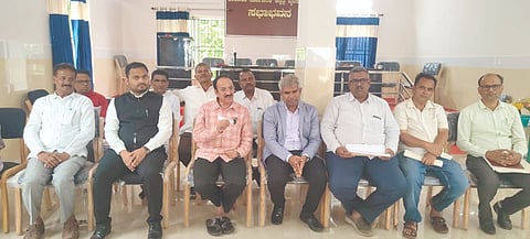 ಬೈಲಹೊಂಗಲ ತಾಲೂಕು ಸಾರ್ವಜನಿಕ ಸರ್ಕಾರಿ ಆಸ್ಪತ್ರೆಯಲ್ಲಿ ಏರ್ಪಡಿಸಿದ್ದ ಸುದ್ದಿಗೋಷ್ಠಿಯಲ್ಲಿ ಶಾಸಕ ಮಹಾಂತೇಶ ಕೌಜಲಗಿ ಮಾತನಾಡಿದರು. ಸದಾಶಿವ ಮಕ್ಕೋಜಿ, ಡಾ.ಎಸ್.ಎಸ್.ಸಿದ್ದಣ್ಣವರ, ಡಾ. ರವೀಂದ್ರಕುಮಾರ ಜಕನೂರ, ಬಸವರಾಜ ಜನ್ಮಟ್ಟಿ, ಡಾ.ಮಹಾಂತೇಶ ಕಳ್ಳಿಬಡ್ಡಿ ಇತರರಿದ್ದರು.