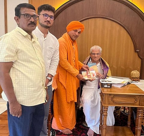 ಭಾಲ್ಕಿಯ ಹಿರೇಮಠ ಸಂಸ್ಥಾನದ ಪೀಠಾಧಿಪತಿ ಶ್ರೀ ಗುರುಬಸವ ಪಟ್ಟದ್ದೇವರು ಧರ್ಮಸ್ಥಳಕ್ಕೆ ಭೇಟಿ ನೀಡಿ ಧರ್ಮಾಧಿಕಾರಿ ಡಾ.ವೀರೇಂದ್ರ ಹೆಗ್ಗಡೆ ಅವರನ್ನು ಗೌರವಿಸಿ ಅಮೃತ ಮಹೋತ್ಸವಕ್ಕೆ ಆಹ್ವಾನಿಸಿದರು. ವಿಜಯಕುಮಾರ ಘೋದೆ, ಆಶಿಶ್ ಮೊಳಕೀರೆ ಇದ್ದರು.