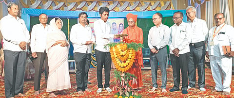 ಭಾಲ್ಕಿ ತಾಲೂಕಿನ ಖಟಕಚಿಂಚೋಳಿಯಲ್ಲಿ ಬುಧವಾರ ಆಯೋಜಿಸಿದ್ದ ರಾಜ್ಯೋತ್ಸವ, ವಿ.ಕೆ.ಪಾಟೀಲ್ ಜನ್ಮದಿನೋತ್ಸವ ಮತ್ತು ಶಾಲಾ ವಾರ್ಷಿಕೋತ್ಸವವನ್ನು ಸಂಸದ ಸಾಗರ ಖಂಡ್ರೆ ಉದ್ಘಾಟಿಸಿದರು. ನಾಡೋಜ ಶ್ರೀ ಡಾ.ಬಸವಲಿಂಗ ಪಟ್ಟz್ದೆÃವರು, ಮಲ್ಲಿಕಾರ್ಜುನ ಪಾಟೀಲ್ ಮುಗನೂರ, ನೀಲಮ್ಮ ವಿಕೆ ಪಾಟೀಲ್, ಮೋಹನರೆಡ್ಡಿ ಇತರರಿದ್ದರು.