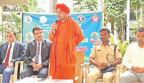 ಕರಡ್ಯಾಳ ಚನ್ನಬಸವೇಶ್ವರ ಗುರುಕುಲದಲ್ಲಿ ಶುಕ್ರವಾರ ಏರ್ಪಡಿಸಿದ್ದ ಪರಿಸರ ದಿನಾಚರಣೆಯಲ್ಲಿ ಶ್ರೀ ಗುರುಬಸವ ಪಟ್ಟದ್ದೇವರು ಮಾತನಾಡಿದರು. ನ್ಯಾಯಾಧೀಶ ರಾಜಶೇಖರ ಹರಸೂರ, ದೇಶಭೂಷಣ ಕೌಜಲಗಿ, ಸಚಿನ್​ ಪಾಟೀಲ್​ ಇತರರಿದ್ದರು.