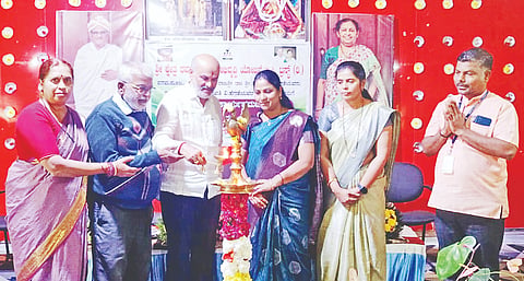 ಬೇಲೂರಿನಲ್ಲಿ ಶ್ರೀಕ್ಷೇತ್ರ ಧರ್ಮಸ್ಥಳ ಗ್ರಾಮಾಭಿವೃದ್ಧಿ ಯೋಜನೆ ಜ್ಞಾನ ವಿಕಾಸ ಕಾರ್ಯಕ್ರಮದಡಿ ಗುರುವಾರ ಆಯೋಜಿಸಿದ್ದ  ಕಾರ್ಯಕ್ರಮವನ್ನು ಶಾಸಕ ಎಚ್.ಕೆ.ಸುರೇಶ್ ಉದ್ಘಾಟಿಸಿದರು. ಉಷಾ ಸತೀಶ್, ಡಾ.ಅನುಪಮಾ ಶೆಟ್ಟಿ, ಸುರೇಶ್ ಮೊಯ್ಲಿ, ಮಂಜುಳಾ,  ಸೋಮಣ್ಣ ಇತರರು ಇದ್ದರು.