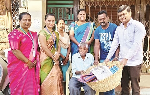 ಬೇಲೂರು ಪಟ್ಟಣದ ಗಣಿಗರ ಬೀದಿ ಬಡ ನಿವಾಸಿಗರಿಗೆ ಗಣ್ಯರು ವಾತ್ಸಲ್ಯ ಕಿಟ್ ವಿತರಿಸಿದರು. ಮಂಜುಳಾ,  ಬಿ.ಬಿ.ಶಿವರಾಜ್, ದಯಾನಂದ್, ಸುಷ್ಮಾ, ಶಶಿರೇಖಾ, ಪ್ರತಿಭಾ ಇದ್ದರು.