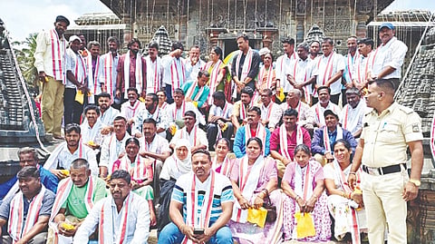 ಶ್ರೀ ಚನ್ನಕೇಶವಸ್ವಾಮಿ ಜಾತ್ರಾ ಮಹೋತ್ಸವ ಹಾಗೂ ರಥೋತ್ಸವದ ಸಂದರ್ಭ ಸ್ವಚ್ಛತೆಯಲ್ಲಿ ತೊಡಗಿದ್ದ ಪುರಸಭೆಯ ಪೌರಕಾರ್ಮಿಕರನ್ನು ದೇಗುಲದ ವತಿಯಿಂದ ಸನ್ಮಾನಿಸಲಾಯಿತು.
