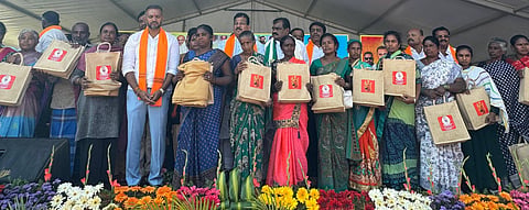 ಚಿಕ್ಕಬಳ್ಳಾಪುರದಲ್ಲಿ ಕೈಗೊಂಡಿದ್ದ ಕಾರ್ಯಕ್ರಮದಲ್ಲಿ ಯಲಹಂಕ ಶಾಸಕ ಎಸ್.ಆರ್.ವಿಶ್ವನಾಥ್‌, ಭಗತ್‌ ಸಿಂಗ್‌ ಚಾರಿಟೆಬಲ್‌ ಟ್ರಸ್ಟ್‌ ಅಧ್ಯಕ್ಷ ಸಂದೀಪ್‌ ಬಿ.ರೆಡ್ಡಿ ಮತ್ತಿತರರು ಇದ್ದರು.
